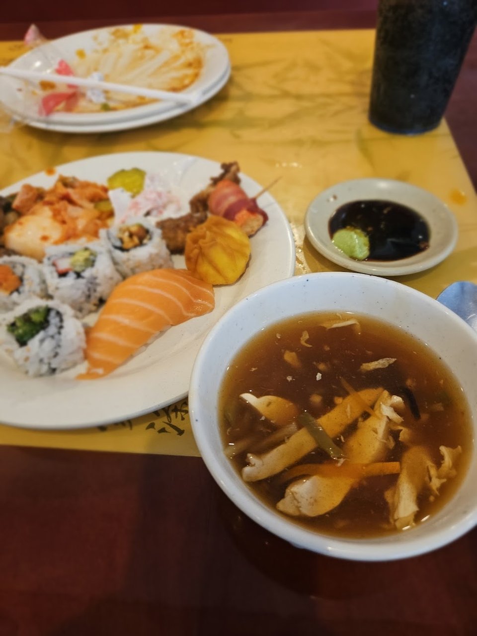 Chinese buffet menu with lunch and dinner options.